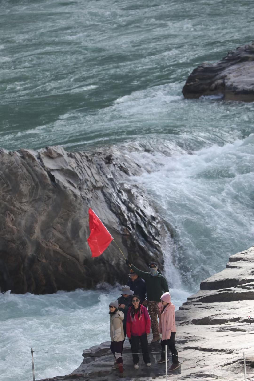 徒步虎跳峡，感受祖国大江大河的壮美！丽江出发，天天发队！#丽江旅行##云南旅行#