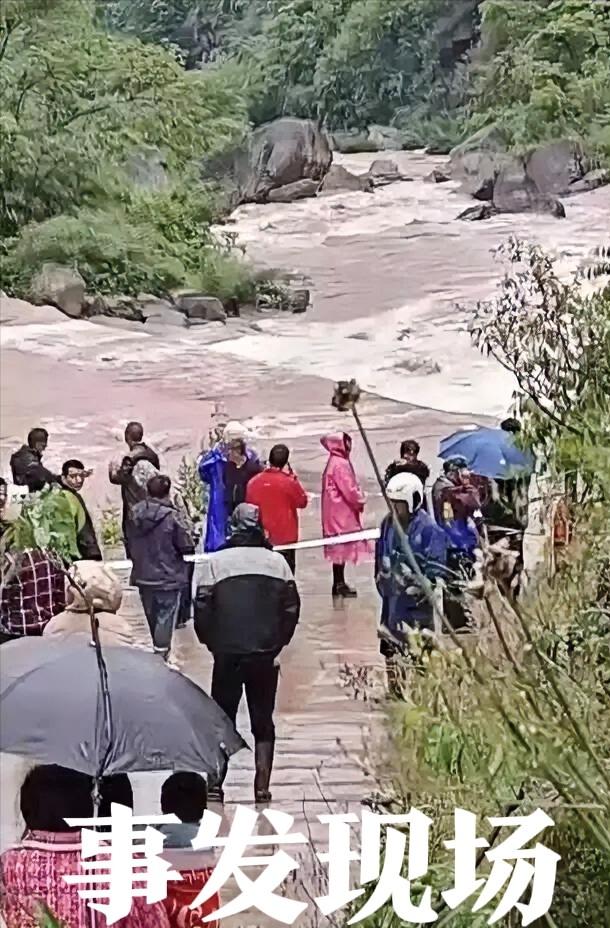 三条鲜活的人命没了！四川宜宾漫水桥悲剧：41岁父亲父亲不听劝阻，开农用三轮车接两