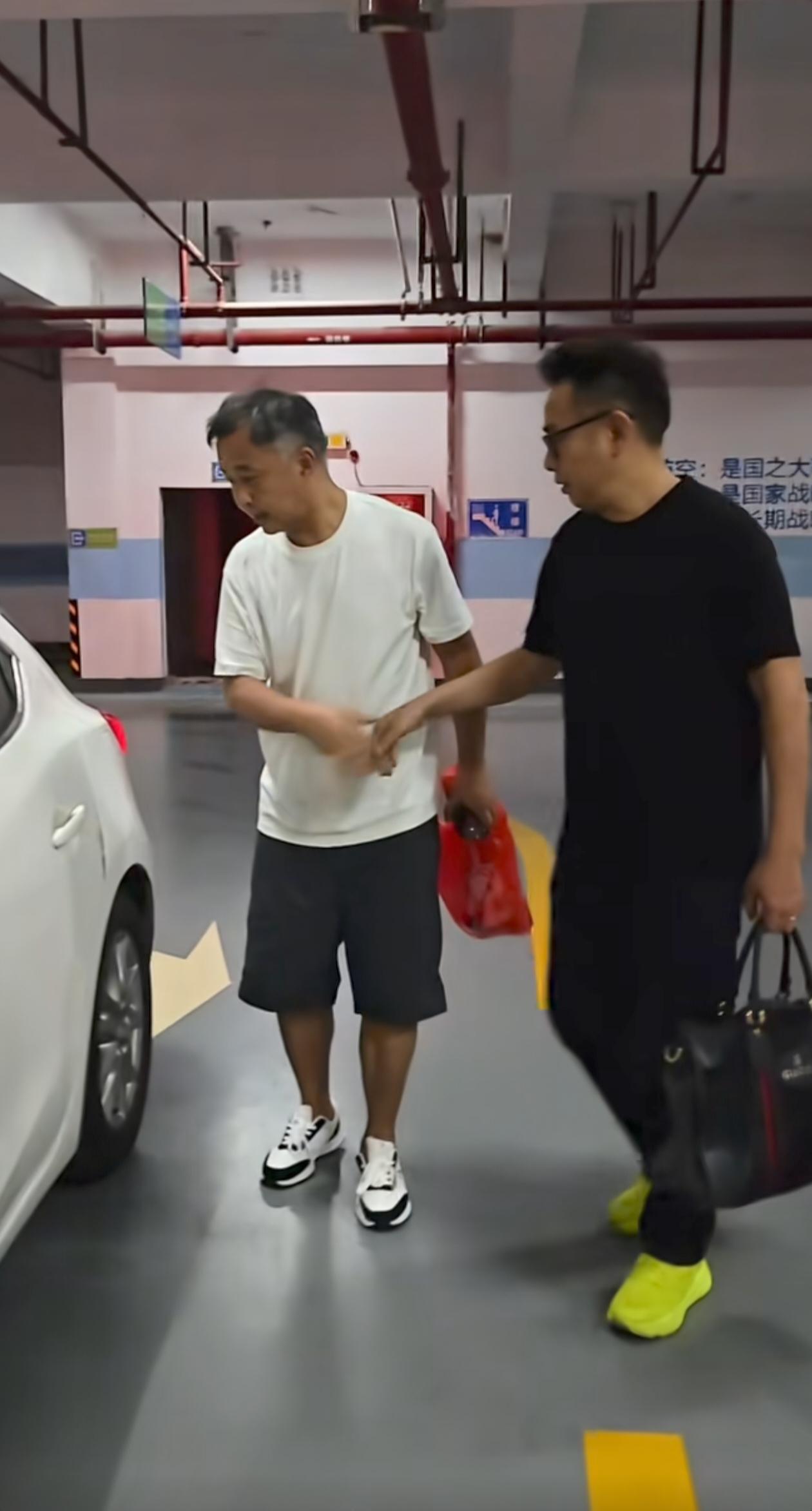 沈巍离开温州，返回上海，即将开启一段全新的沪上生活。他刚一回来，就拆开了快递包装