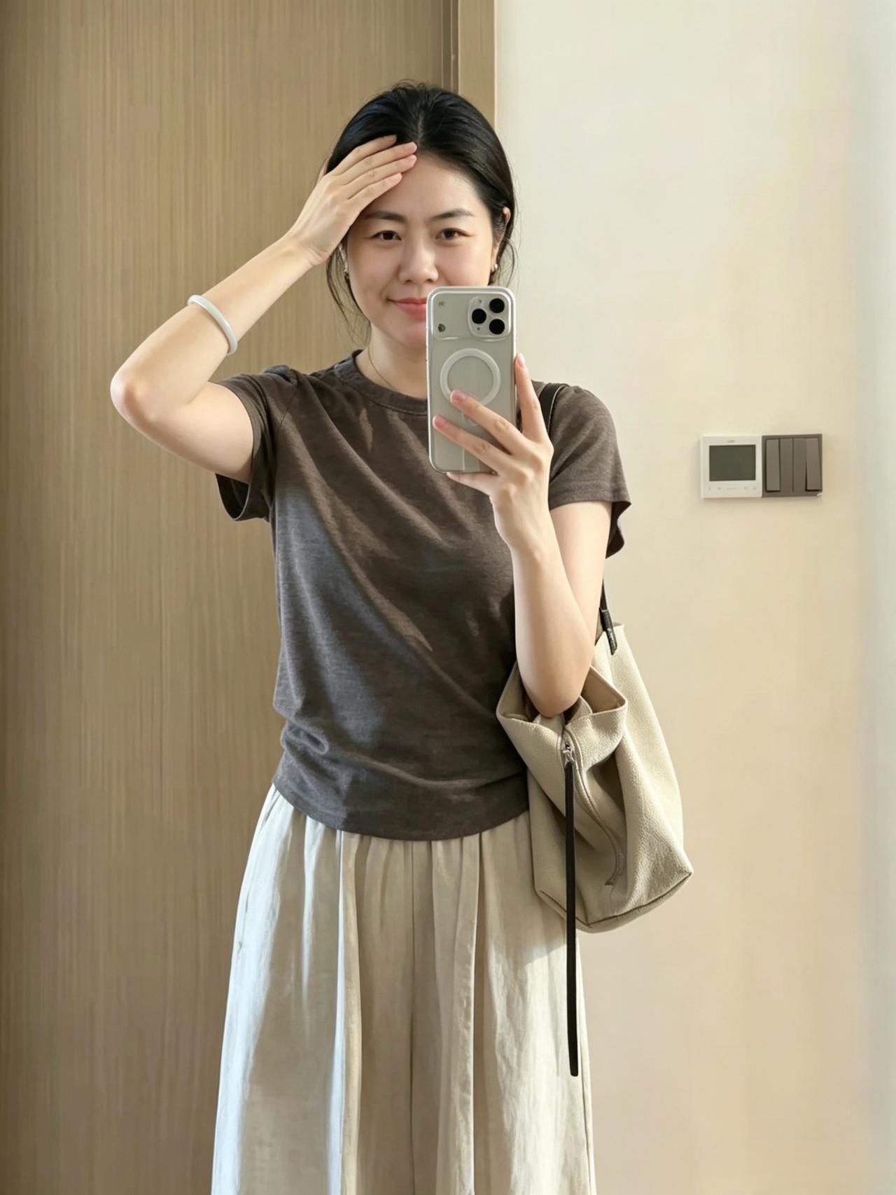你抬手拂过额前碎发
镜头定格不施粉黛的从容
普通的居家时刻
藏着一份独属于我爱的