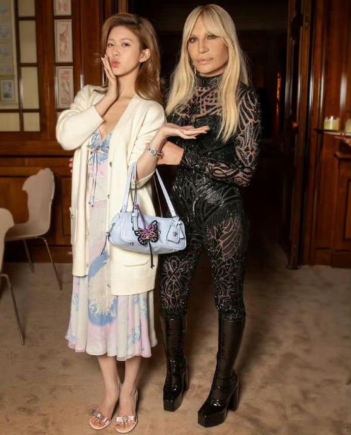 赵露思生图，感觉富婆气质有了明星气质没了 ​​​