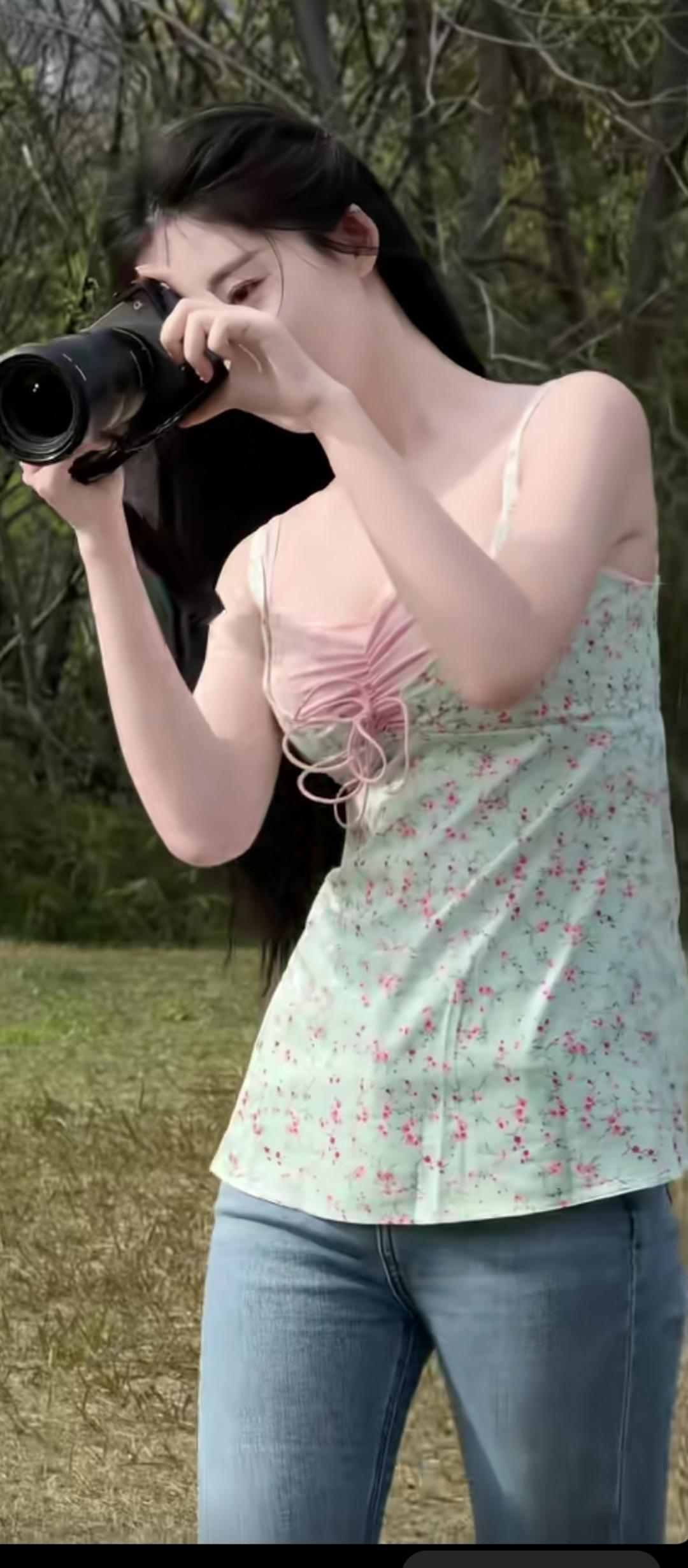 少女与相机，捕捉自然之美