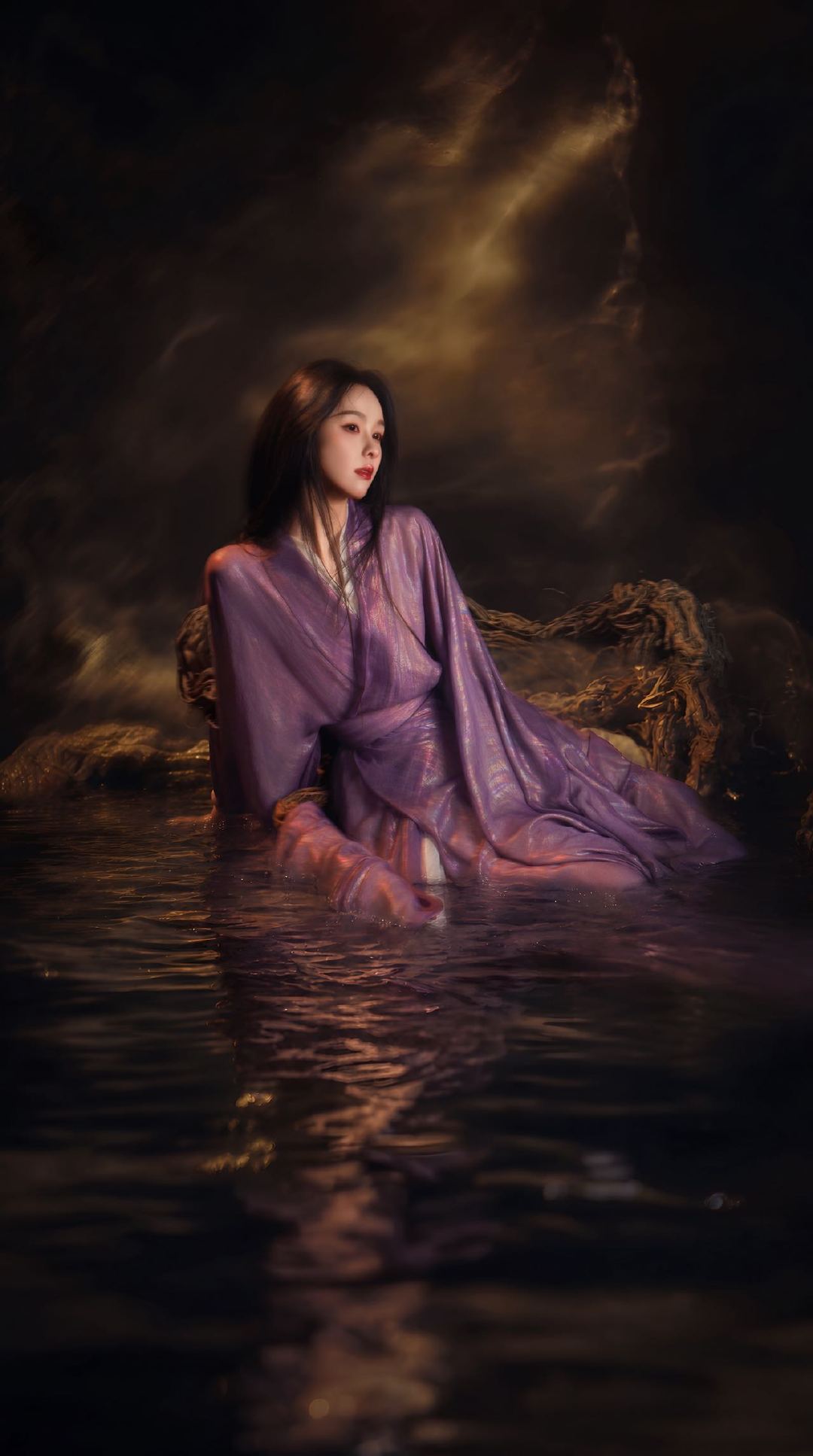 陈都灵紫衣薄纱美成啥了陈都灵紫衣写真翩若惊鸿，婉若游龙，紫衣薄纱加身，尽显绝代佳