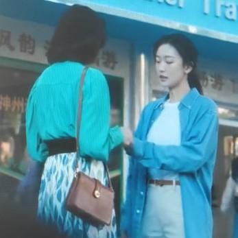 央视热播剧《交锋》里的林看山着实把金丽娜这个名义上的秘书用得恰到好处，借着去北京