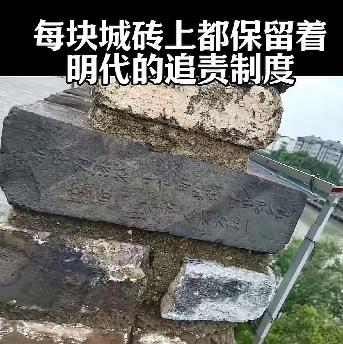 最近南京和西安这两座城市吵的很热闹啊！
其中两个城市的古城墙被网友们拿出来作比较