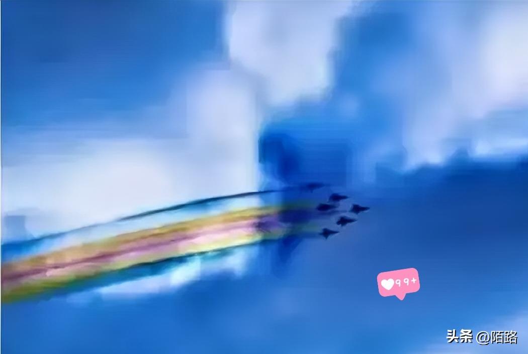 刷到一个视频顿时泪目:伊.朗网友说，大半个世界都在战争，只有中国还在拿战斗机给他