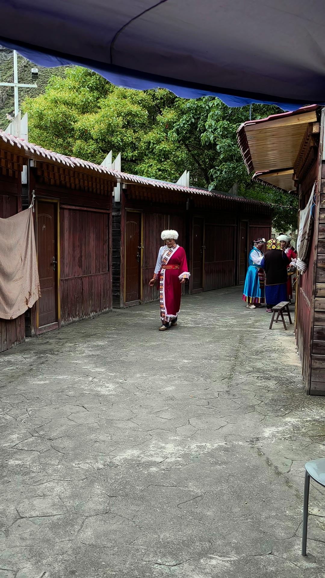甘南旅游，换一身藏族服装，拍一组藏族味儿的片片。