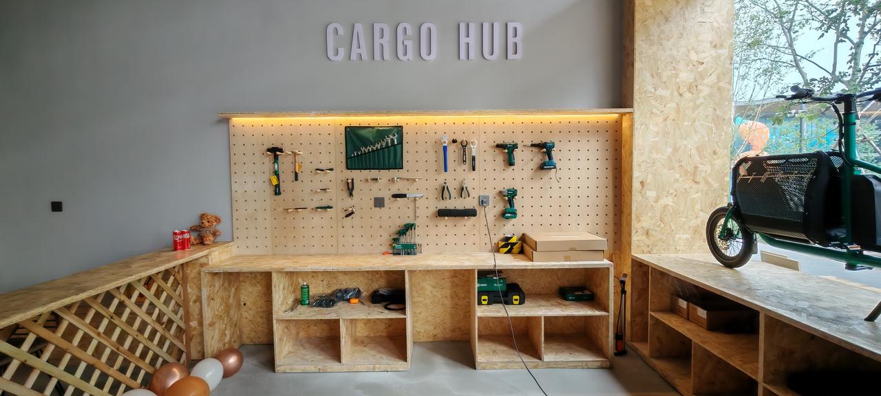 在杭州未来科技城核心区的亲橙park，我发现了一个货运自行车专卖店。是，没错，这