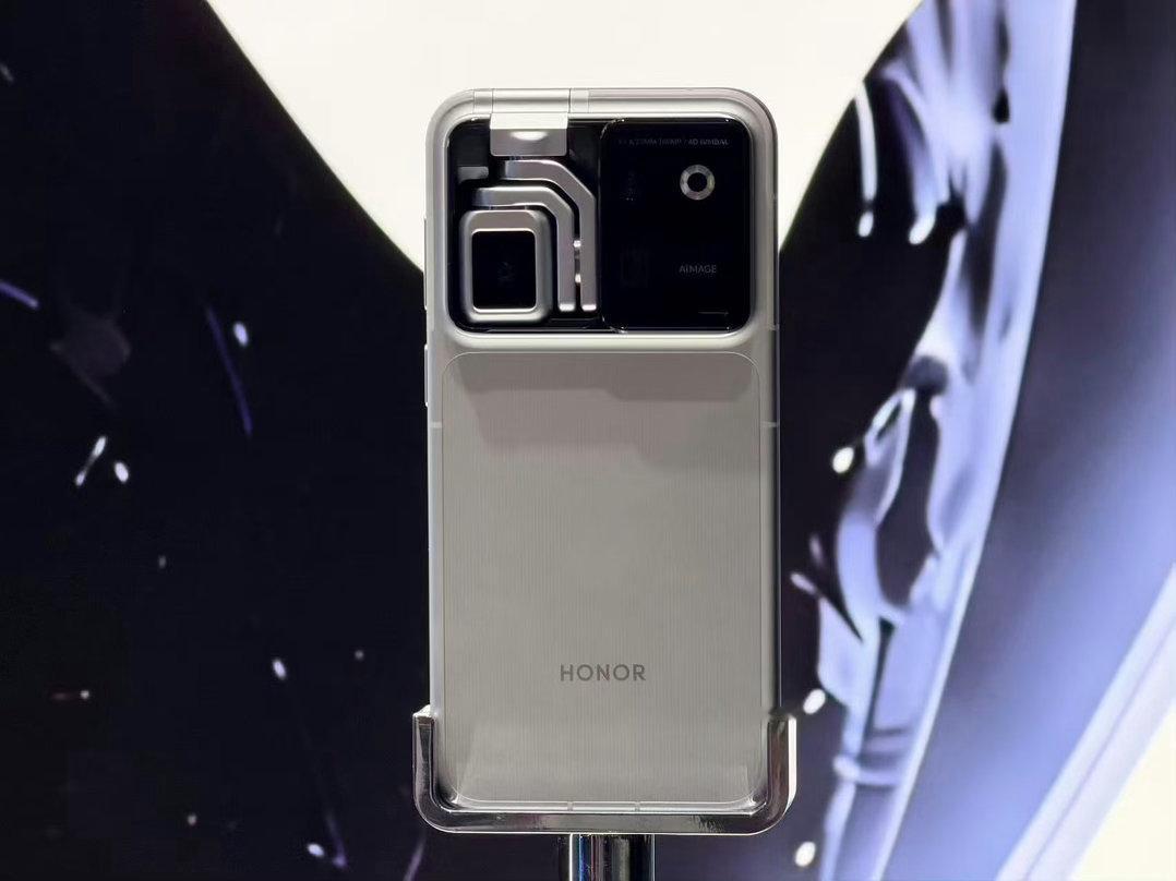 终于看到荣耀Robot Phone了今天去了ChinaJoy，手机厂商中最想看的