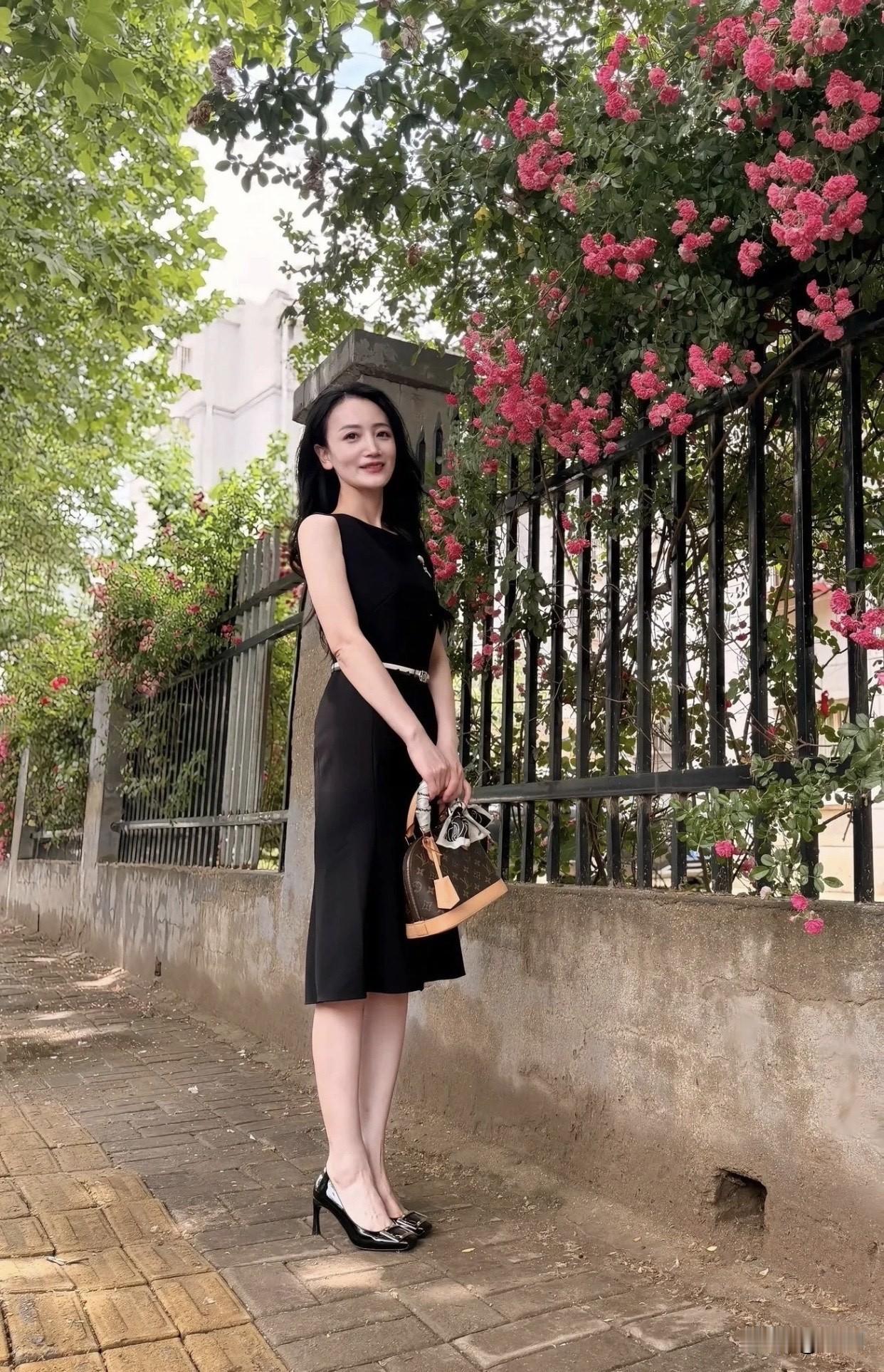 怎么穿搭会让人比较显温柔粉花映笑颜，黑裙映春光。