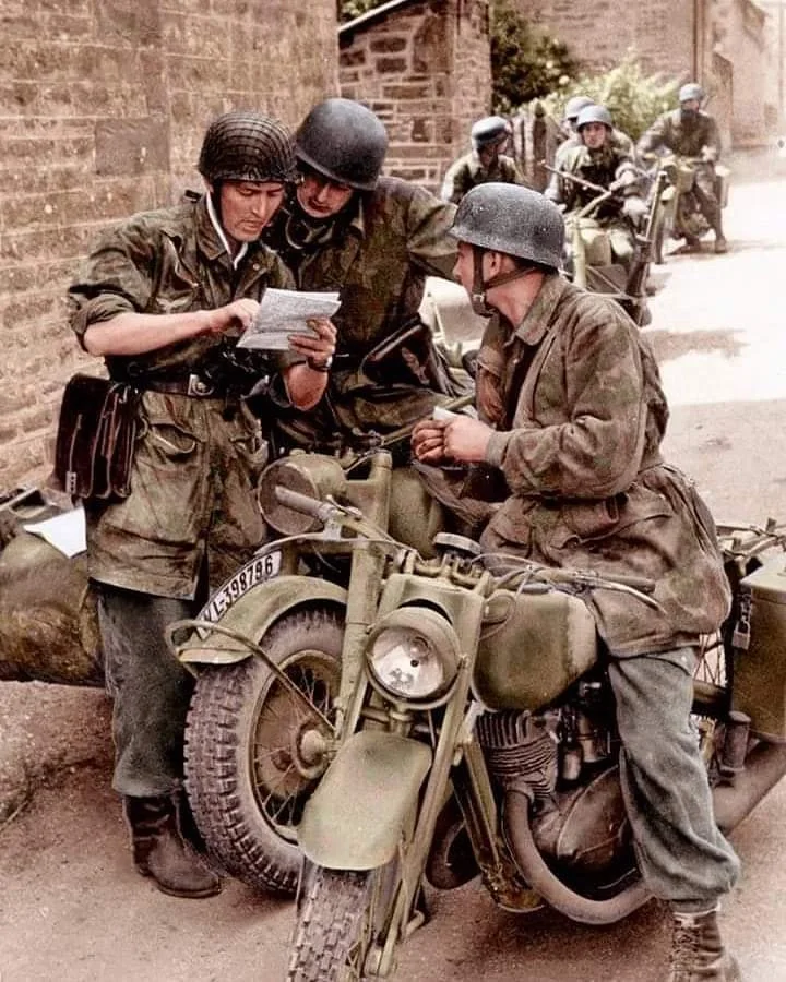 1944年初在诺曼底几名Fallschirmjäger伞兵和他们的宝马DKW N...