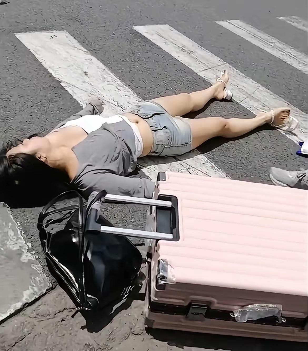 是什么让现在人让变得如此冷漠和无情…
看到一位女子躺在马路中间
行李箱和包包散落