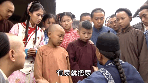 女子同时交往两男子穿帮后两男约架此事在现实生活中亦有出现，俩男的跟二百五似的，满