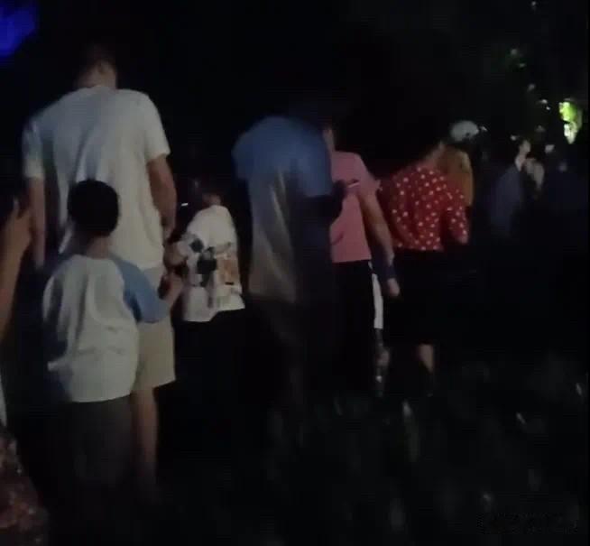 【重庆一小区发生触电悲剧 物业回应：已配合调查】5月25日，据当地居民反映，重庆