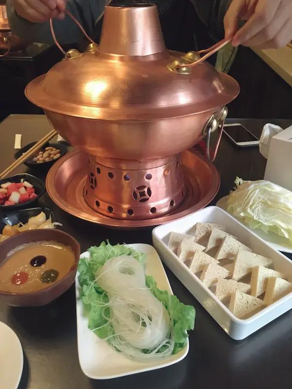 12月18日，一段宠物狗在北京王爷府南门涮肉某店爬上餐桌啃食生肉卷的视频疯传。视