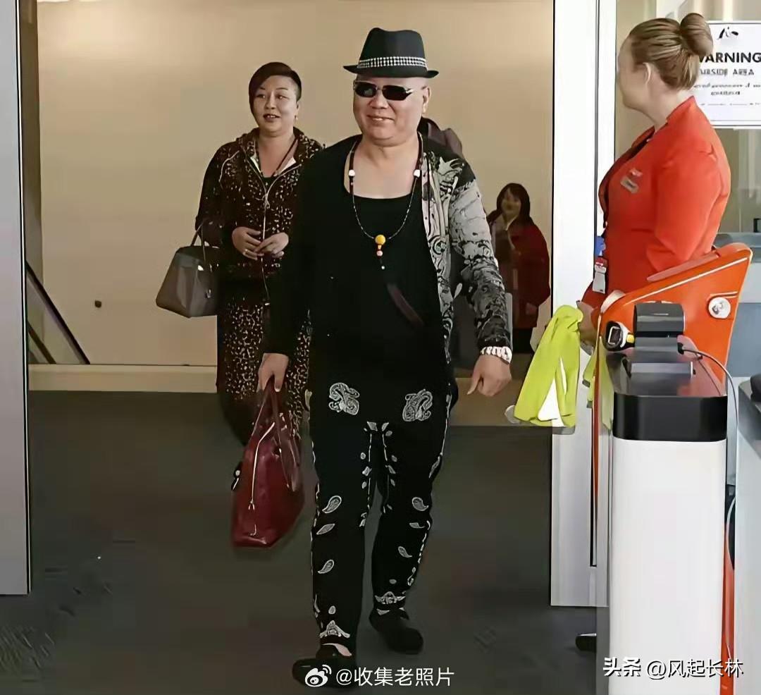郭德纲这身打扮，跟韩红老师有一拼。
看起来又土又豪，简称“土豪”吧？[允悲]