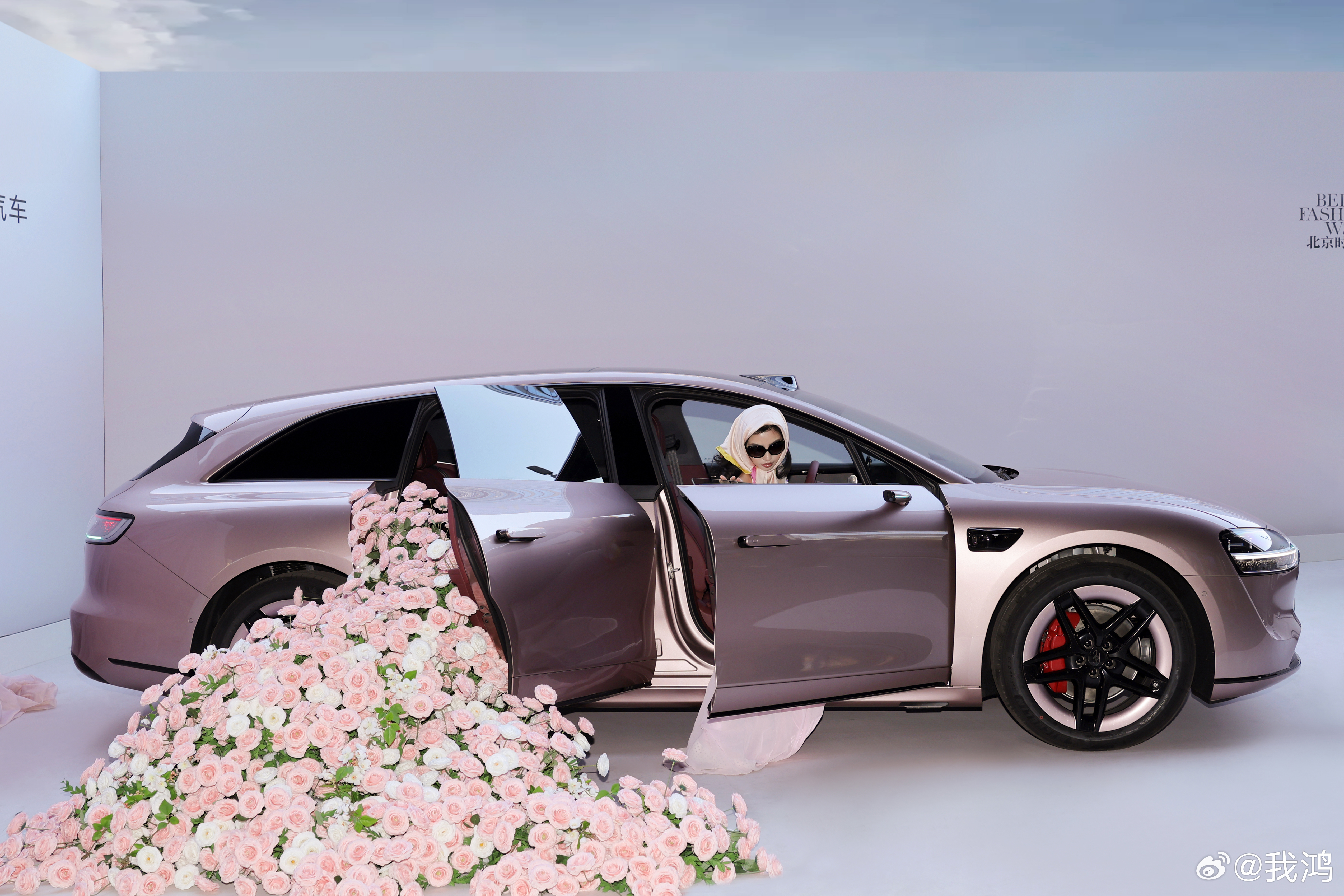 全新“星云红”座舱，以及享界S9T星玫粉、享界S9月绒白，越看越高级。身边有朋友