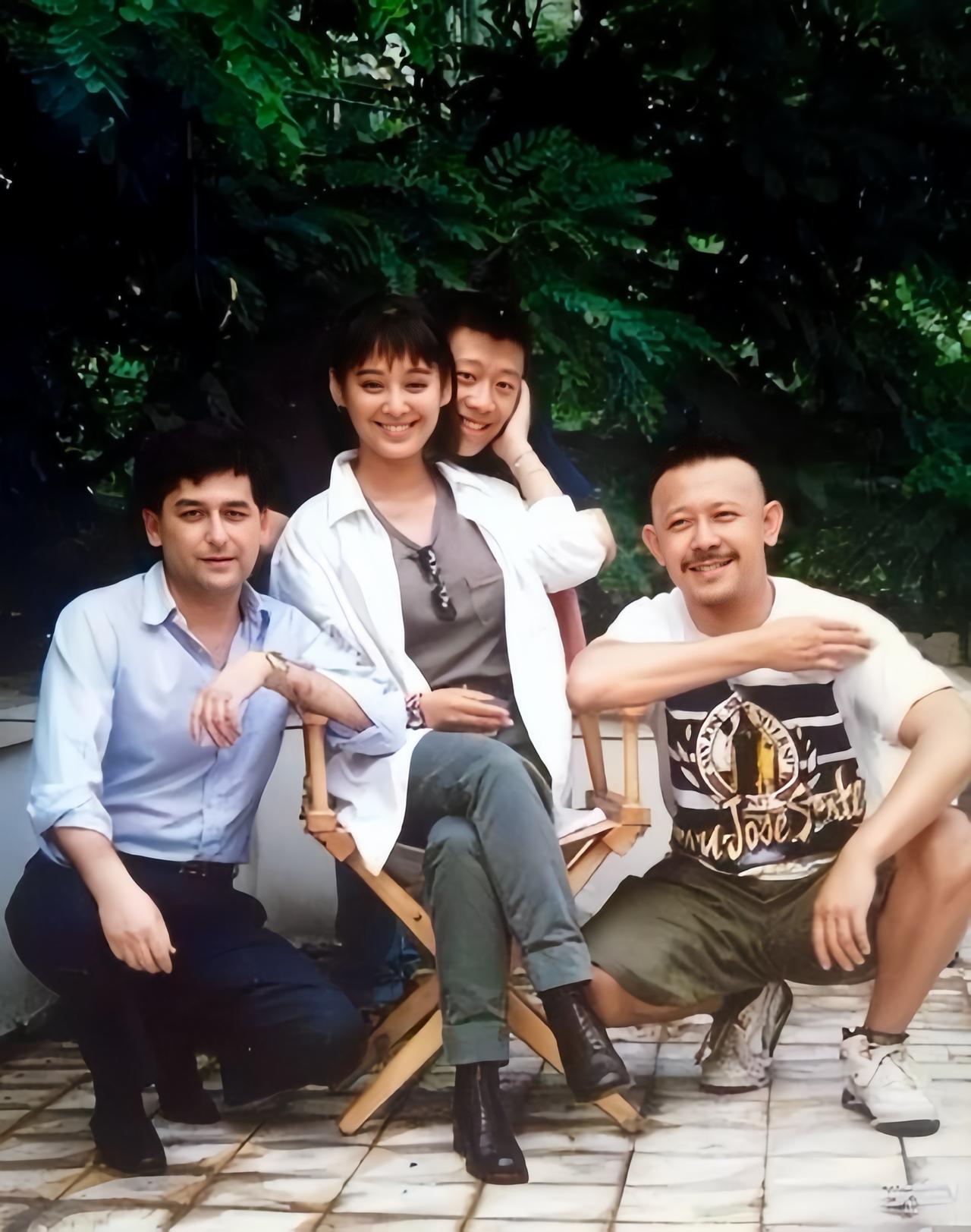 这是一张古早合影，虽然当时他们还很年轻，但一眼就认出姜文和夏雨了，还有两位认不出