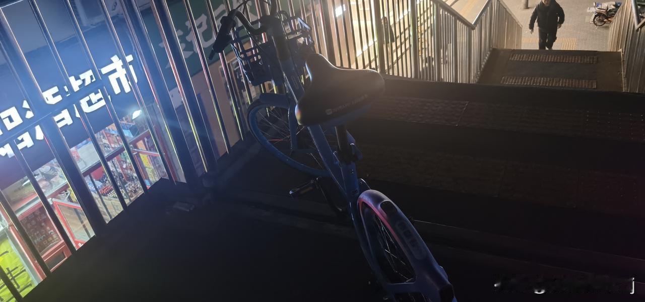 把共享单车骑到过街天桥，并停放在这里，实在是有点缺德。对过街的行人造成了不便不说