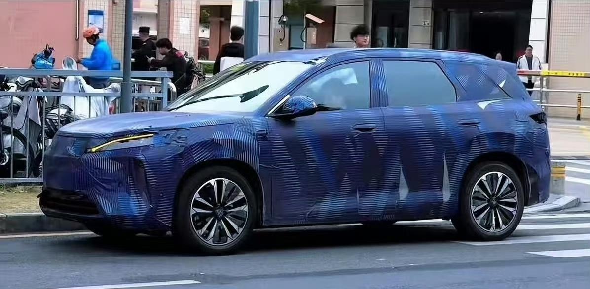 比亚迪全新的元曝光！

比亚迪元可以说是比亚迪卖的一个非常好的系列了，从燃油车开