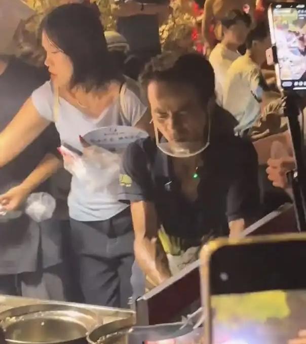 标题：“鸡排哥”火了说要休息一天，这才是真正的“人间清醒”
江西景德镇的“鸡排哥