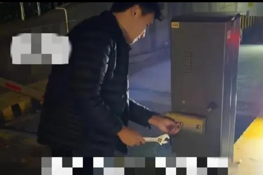 首先这男朋友也是好男朋友，能解决问题。花小钱办大事的。

还有这物业也是好物业，