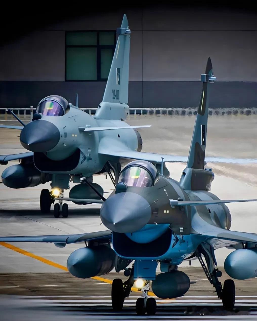 巴基斯坦最新空军宣传片太燃了！这次宣传片里，歼 - 10CE 和“枭龙”成了绝对