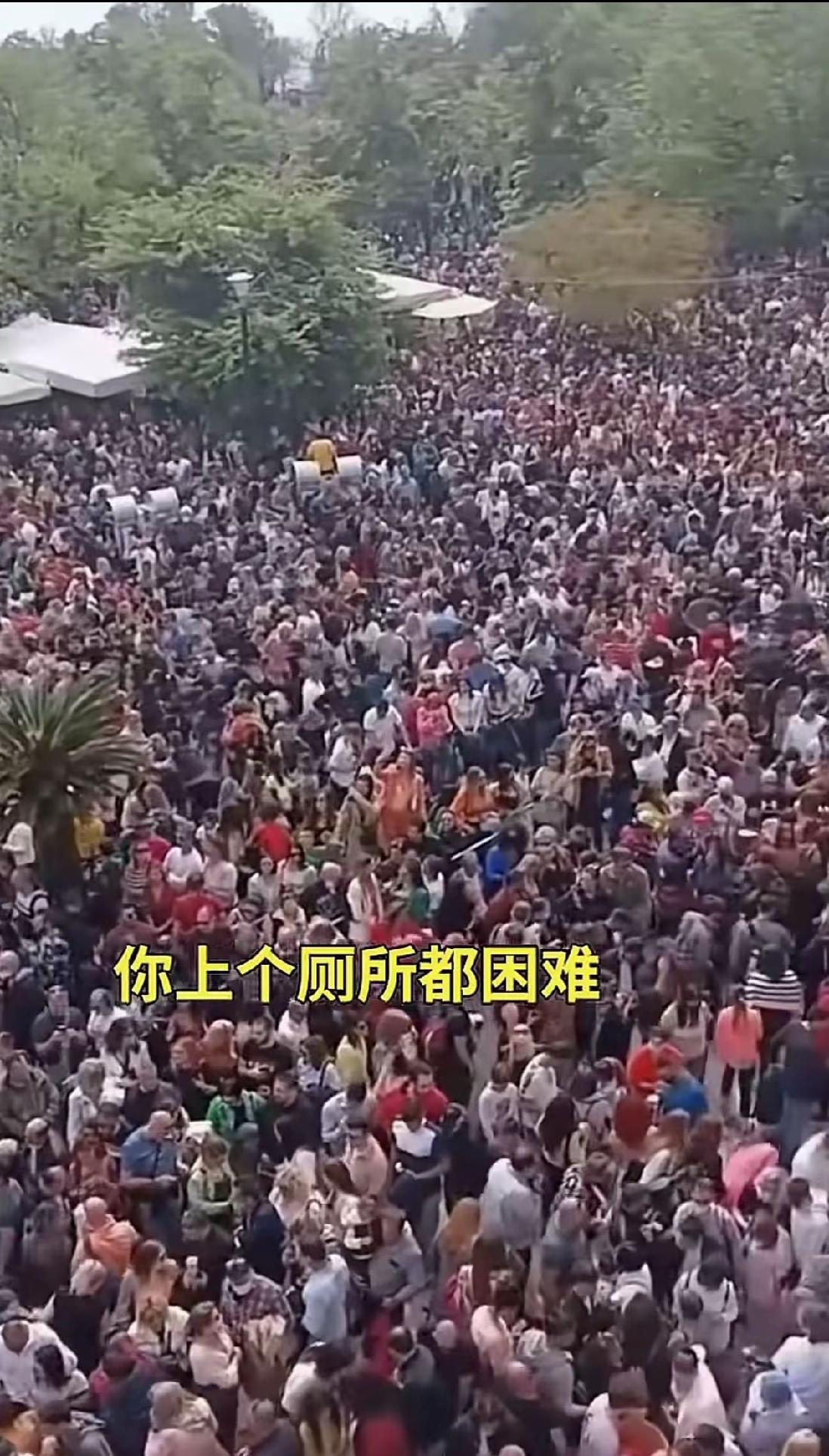 上班累，放假了更累。旅游本来是放松心情，放飞灵魂的，结果被围得更紧，更堵心了。