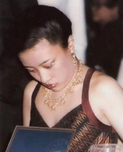 泰王娶了有钱有势的表妹还不满足，不管他爱不爱颂妃，花心是他的本性，他就是想拥有更