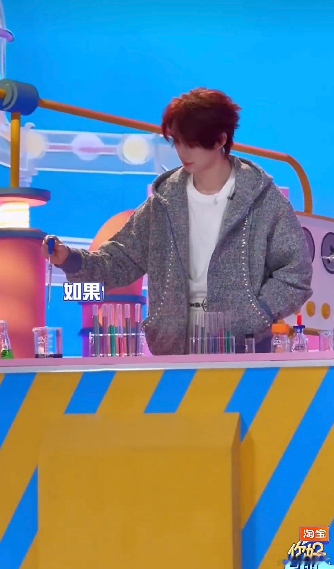 丁程鑫好6团宠有原因的 小丁的团宠待遇都是自己赚的！又乖又皮还超有梗，台上捣鼓完