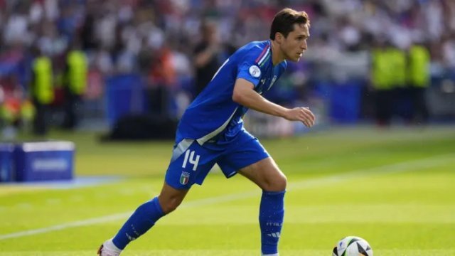 热刺对在今年夏天的转会窗口签下小基耶萨有着浓厚的兴趣，他们已经开始与球员的经纪人