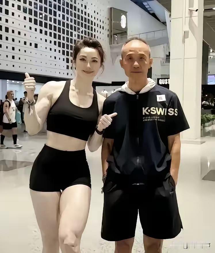 看王石和健身女教练的这张合影真的太感慨了。
74、75岁的人，站在常年练力量、肩
