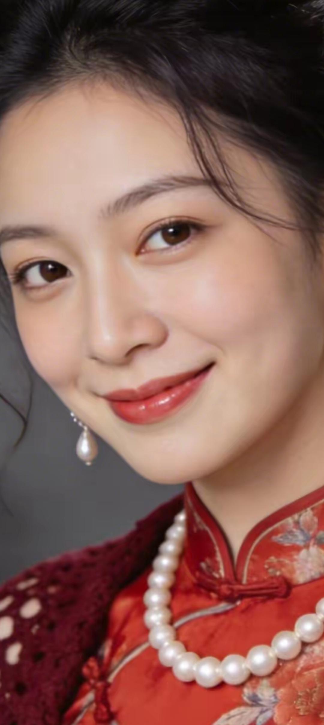 优雅红衣，珍珠点缀，温婉一笑，尽显东方美。