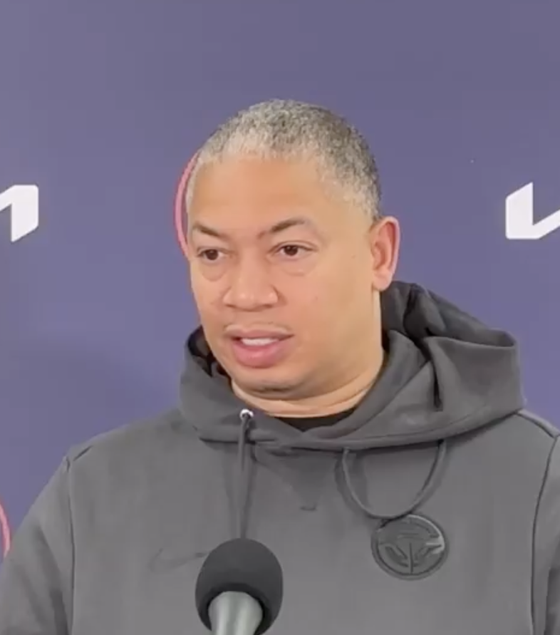 卢：目前缺少替补中锋确实很难，尼德豪泽和杰克逊都打不了