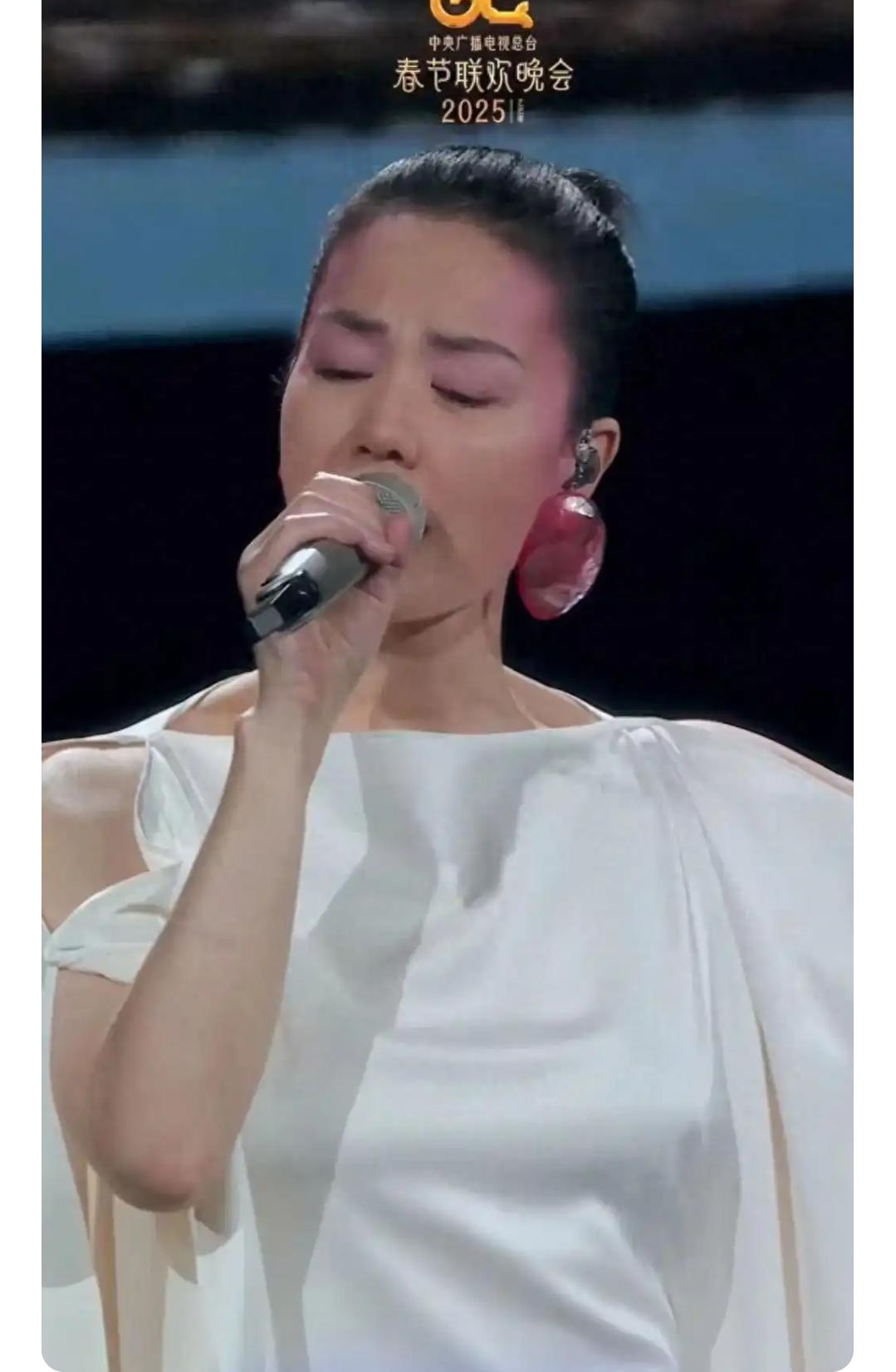 王菲春晚戴的水滴耳环竟价值超3千？这和去年爆火的虾片耳环究竟有何不同？
，王菲在