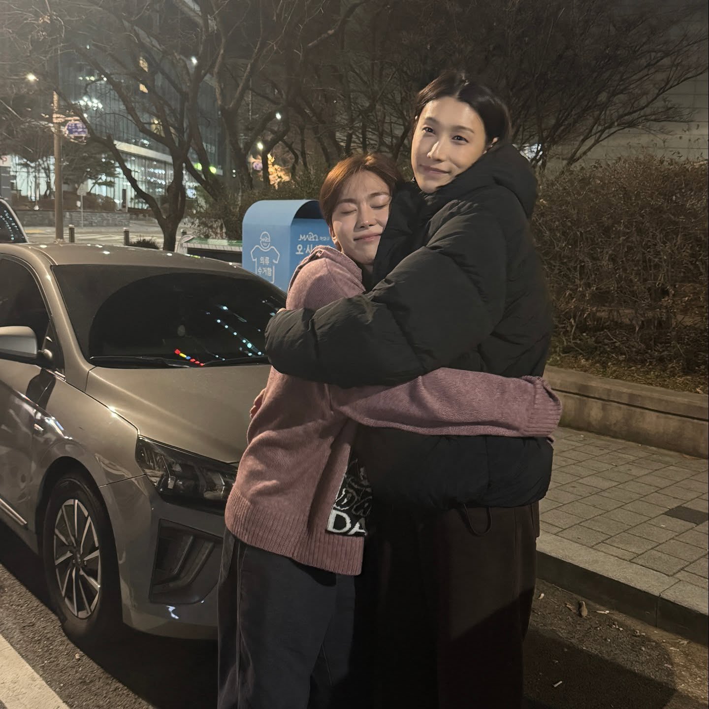 爱豆和前排球女王的拥抱照公开也没有引起任何争议，粉丝们依然专注排球综艺比赛的一张