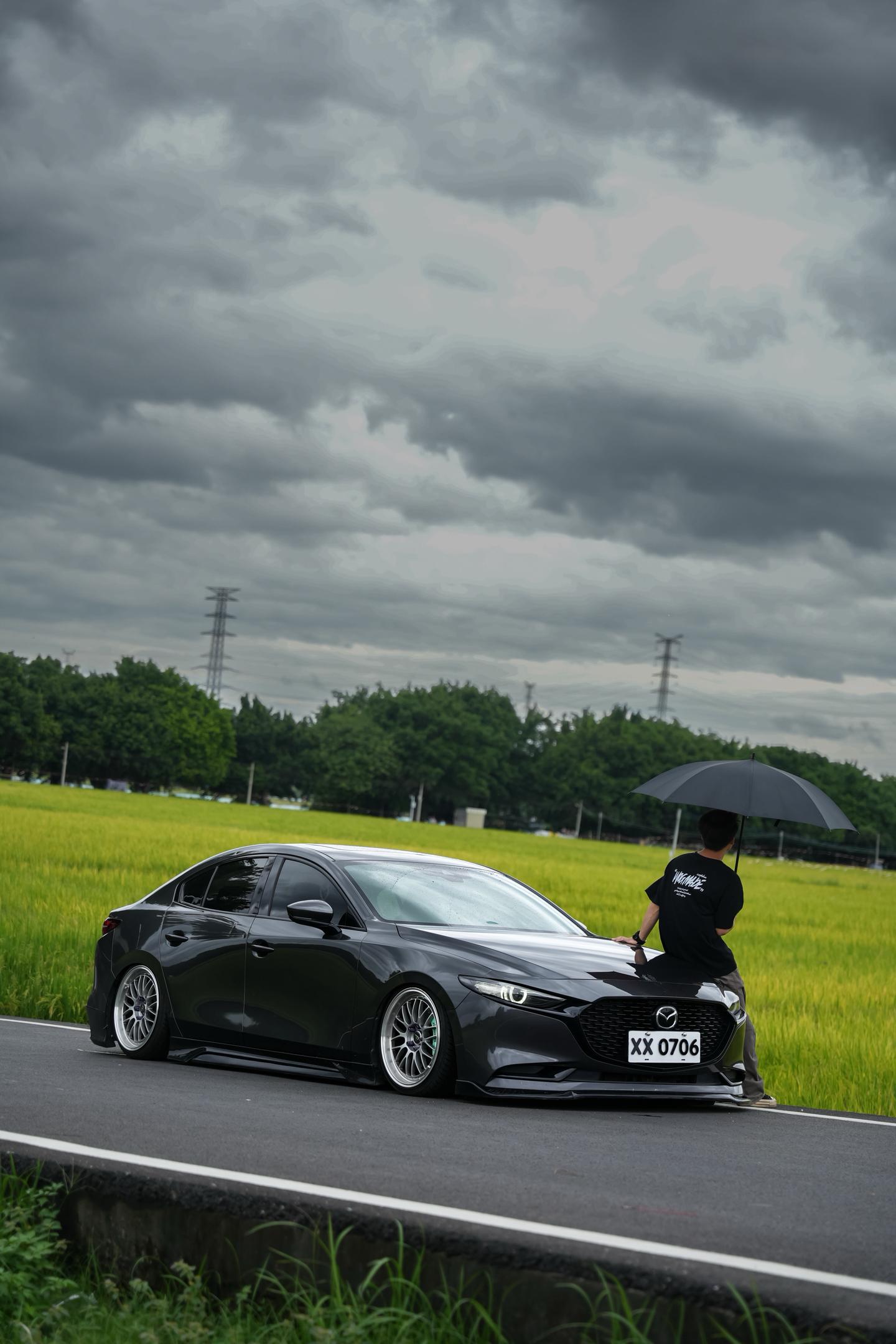 你像一场大雨 淋湿我的眼睛。