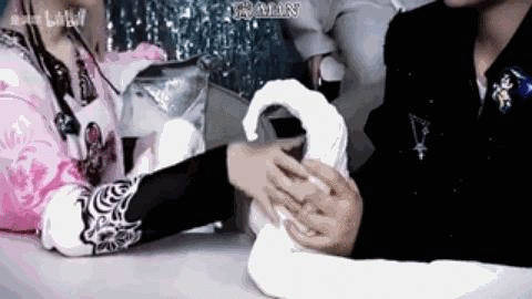 完全钓系  看满老师的视频 🐟这个小表情我脑内一秒联想到石原的名场面 完全被勾