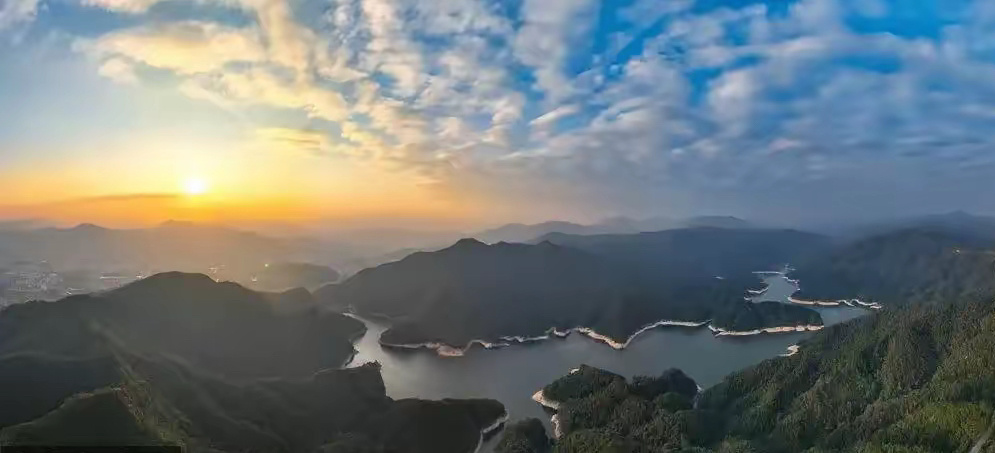 漂亮。满仓笑了，空仓慌了！彻底沸腾了！央妈震惊！下周即将开启井喷式爆发的一朵金花