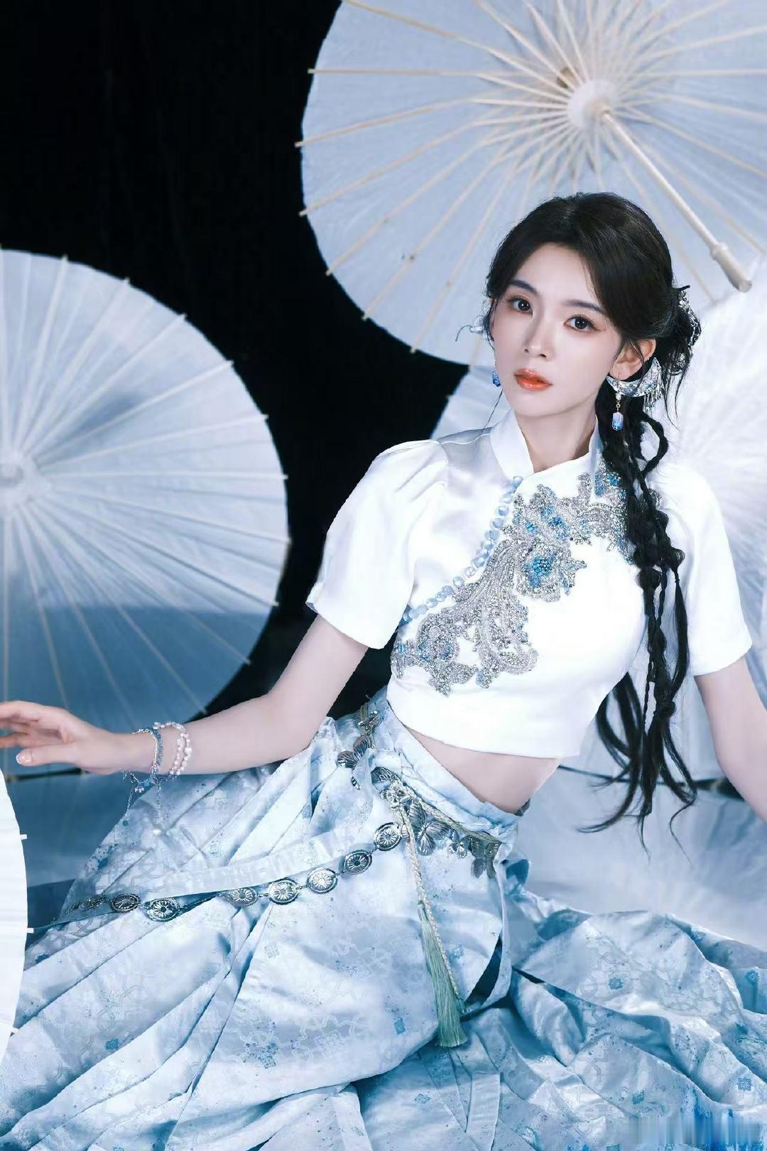 陈瑶戏腔 歌美人美乘风2026一袭造型亮相舞台，陈瑶戏腔韵味浓郁十分惊艳，颜值出