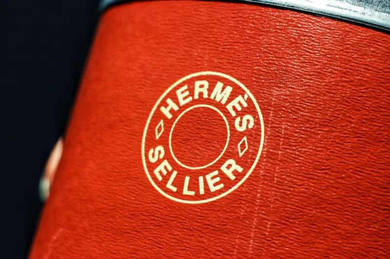 广东一网友晒出爱马仕一款售价1万8千余元的悠悠球，直接引发热议。网友调侃这是“1