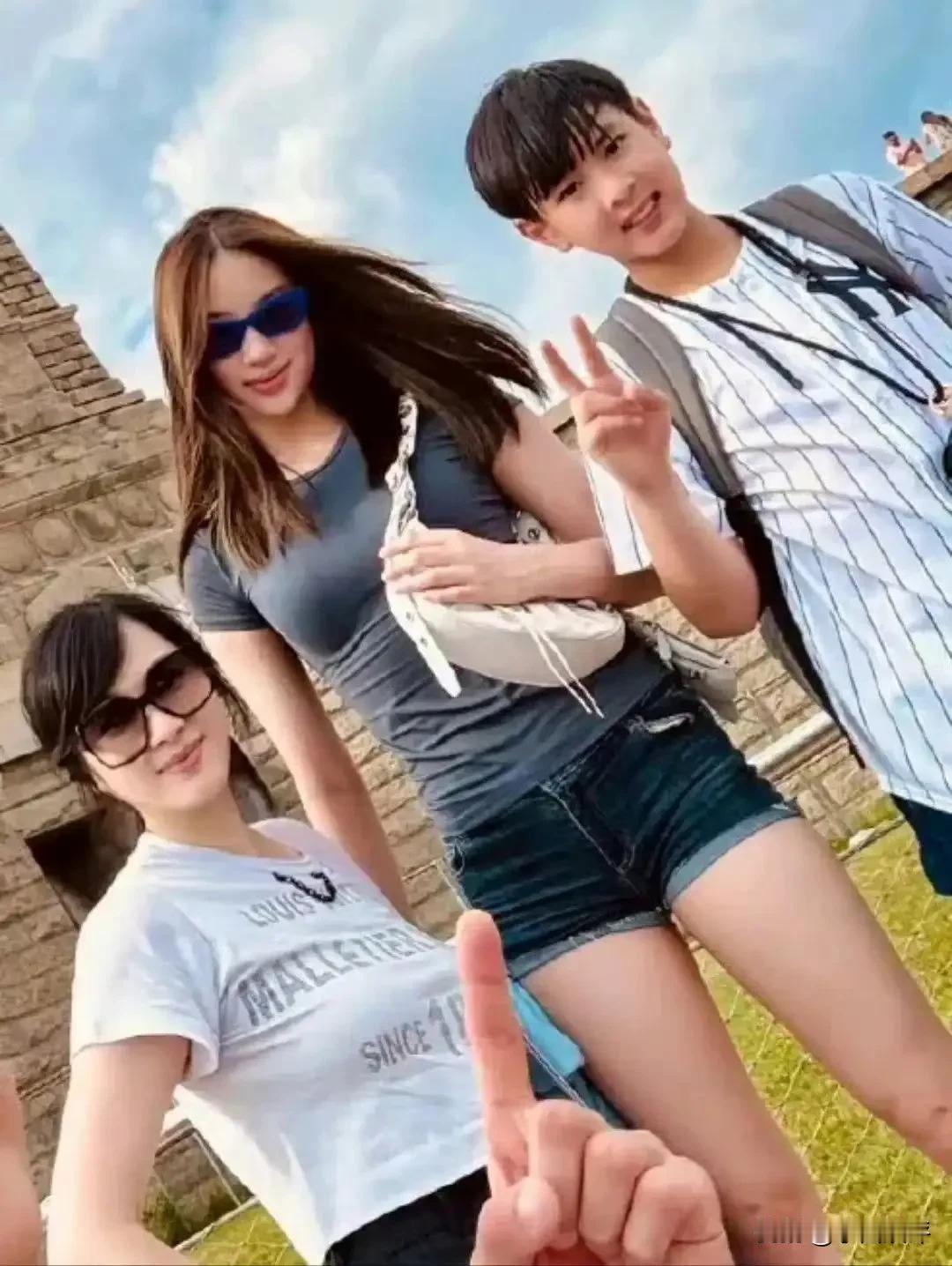 吴尊家的孩子真会长，女儿像妈妈，儿子像爸爸，现在越大越明显了！吴尊的女儿NeiN