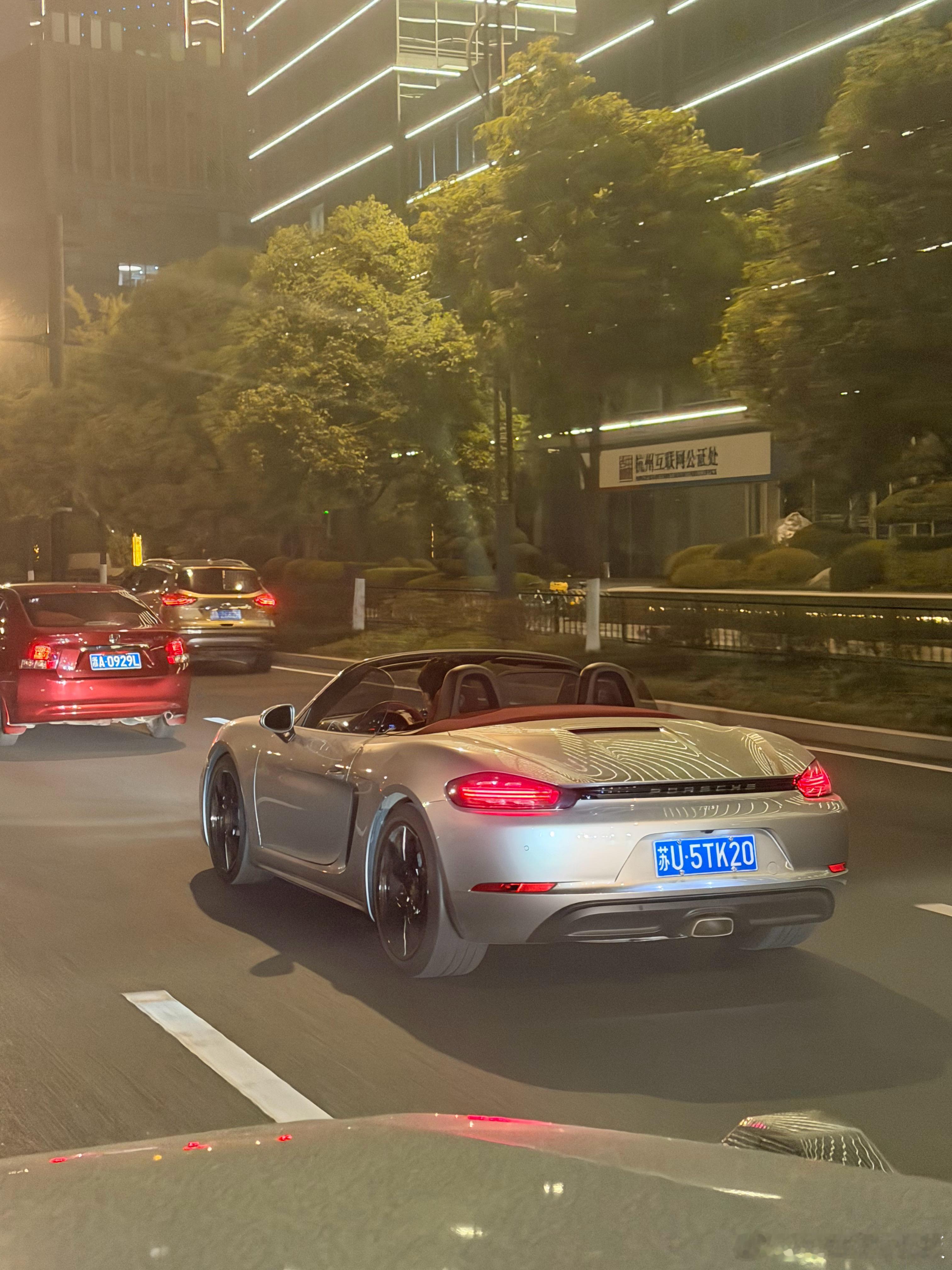 杭州的天我的暖风开到30度，开着方向盘加热，这个大哥为了所谓的情绪价值，居然开敞