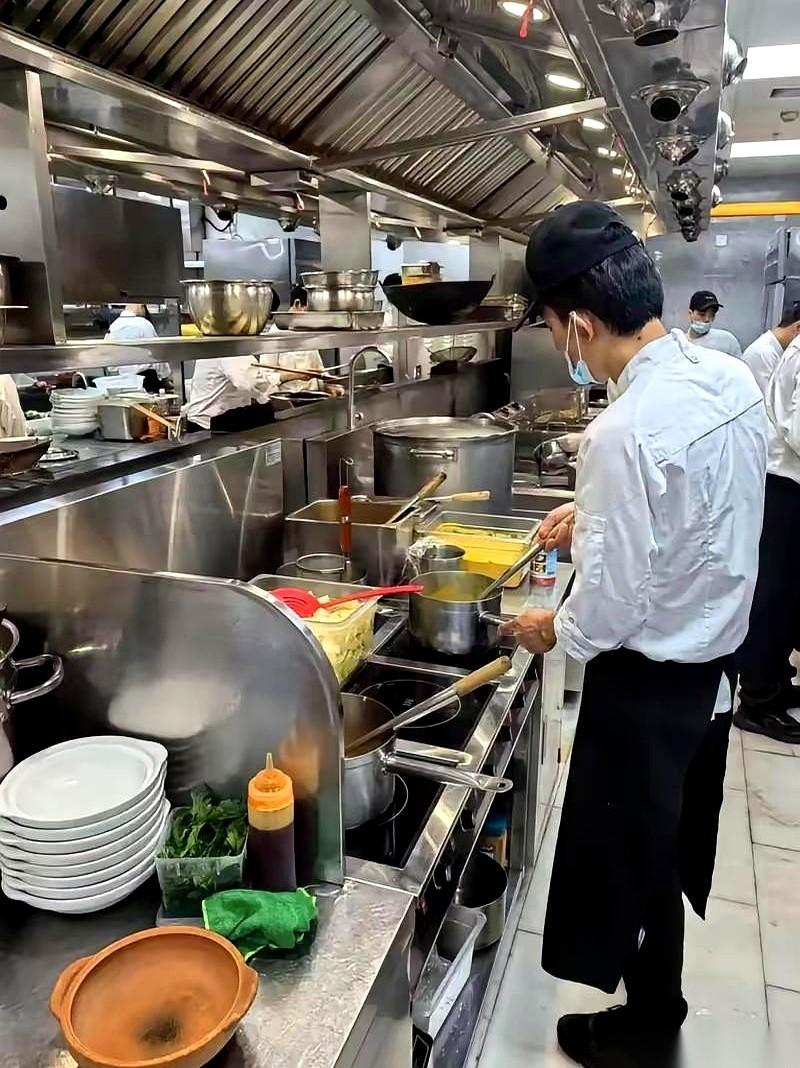 见过狠人，没见过这么绝的。
上午被裁，下午走人，前脚刚迈出店门，后脚就把公司大大