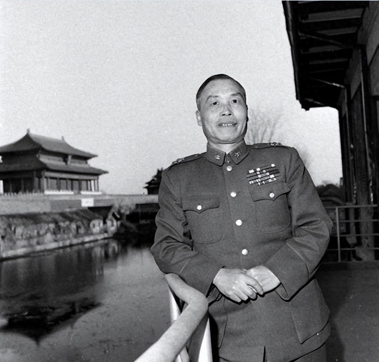 “1949年1月21日，傅作义签完和平协议，没回司令部，却拐进北平南苑菜市场——