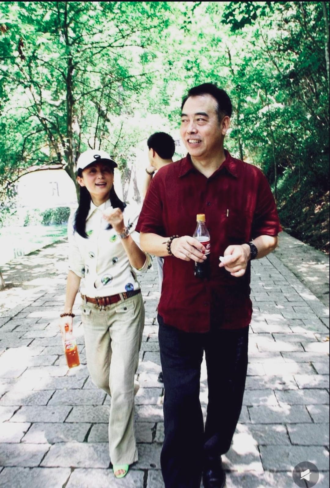 一个高大帅气，一个如花似玉，很般配的一对。陈凯歌