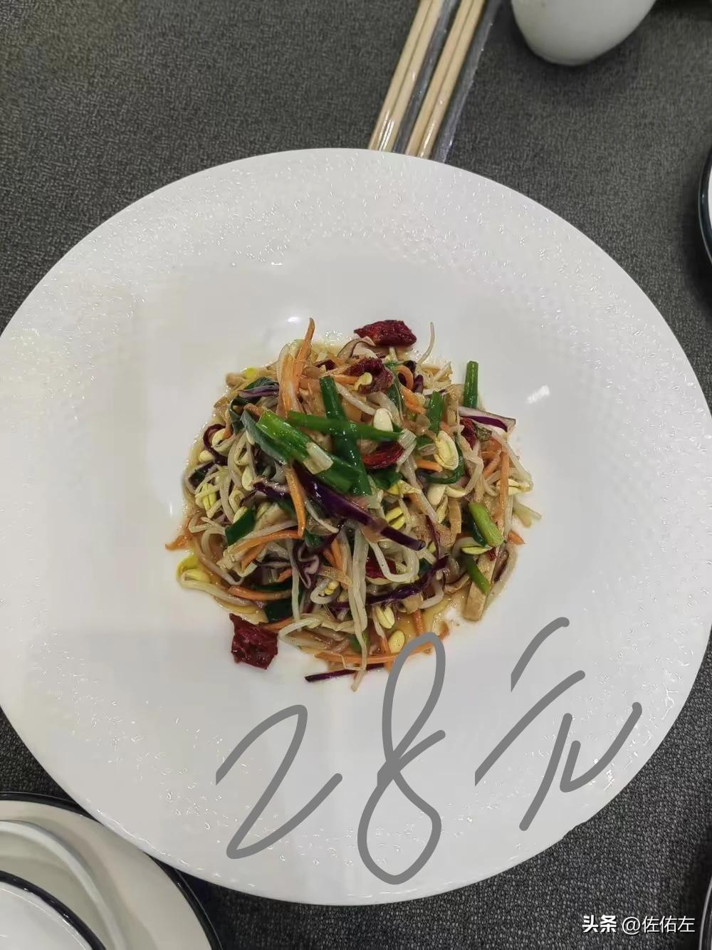 这道菜我在银川吃过，就是豆芽、粉条、韭菜汆水后凉拌一下。
原料很简单，也很廉价，
