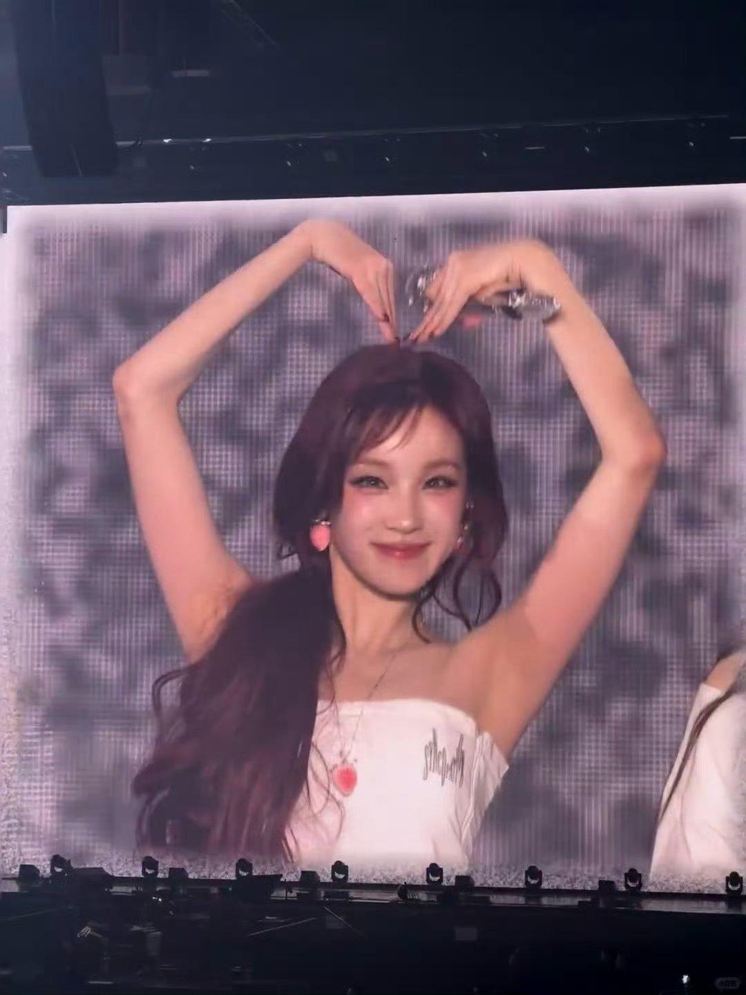 大屏上的宋雨琦啊啊啊啊 风格自由切换，但是都好美 