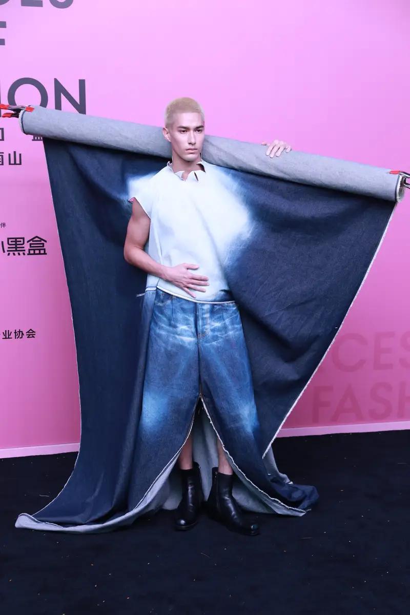 #vogue红毯# 这三位男星，张若昀。张凌赫，米卡真是红毯最失败的造型。 ​​