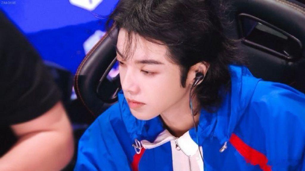 华晨宇  专为华晨宇而来的「火星方舟」生日皮肤，是游戏、艺人与粉丝之间最温柔的双